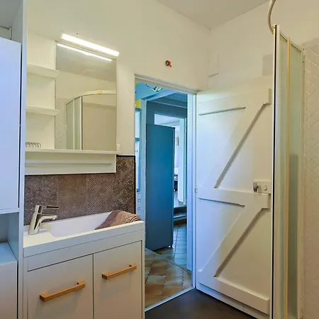 Atypique, Cabanon Bord De *