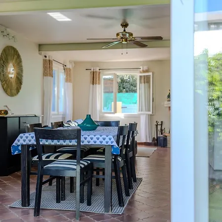 Atypique, Cabanon Bord De *