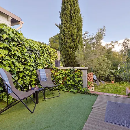 Atypique, Cabanon Bord De Hébergement de vacances