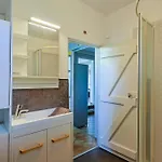 Atypique, Cabanon Bord De *
