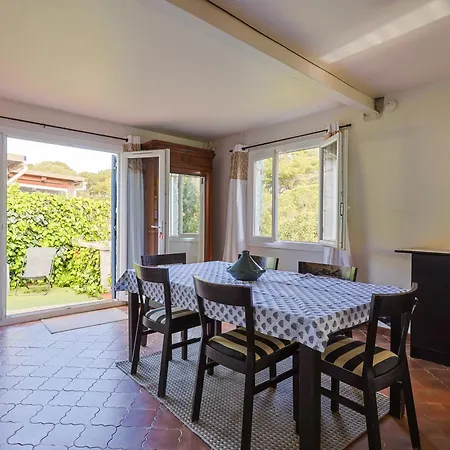 Ferienhaus Atypique, Cabanon Bord De *