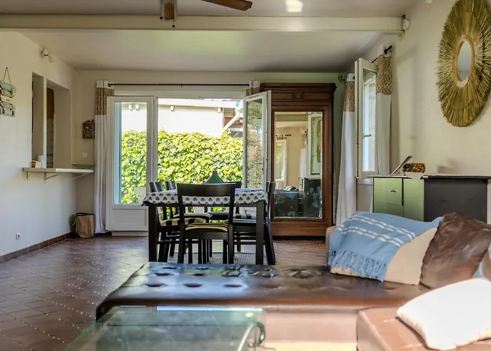 Hébergement de vacances Atypique, Cabanon Bord De *