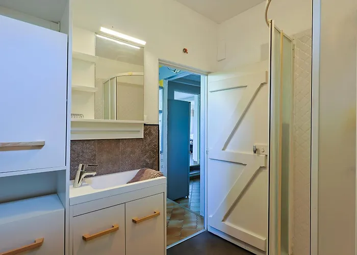 Atypique, Cabanon Bord De *