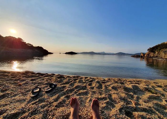 Atypique, Cabanon Bord De *